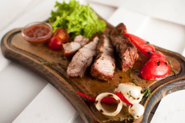 Domuz eti boyun biftek ızgara. Dilimlenmiş