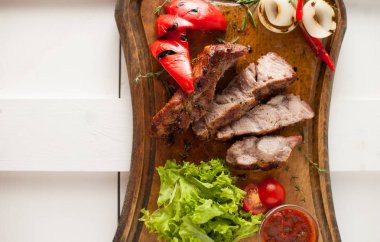 Domuz eti boyun biftek ızgara. Dilimlenmiş