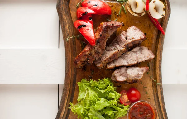 Domuz eti boyun biftek ızgara. Dilimlenmiş