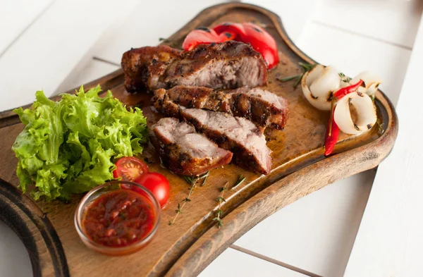 Domuz eti boyun biftek ızgara. Dilimlenmiş