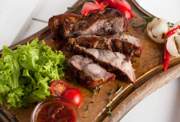 Domuz eti boyun biftek ızgara. Dilimlenmiş