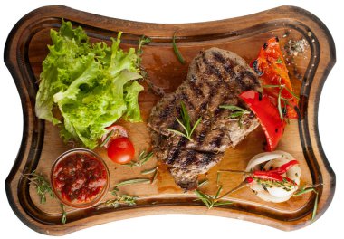 Ahşap oyun tahtası sebzeli mermer sığır eti gelen sulu biftek. İzole