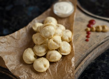 Ahşap oyun tahtası soslu Kızarmış köfte