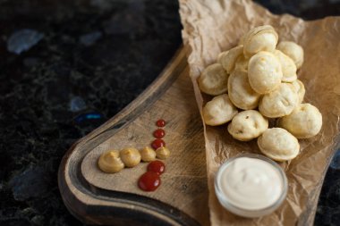 Ahşap oyun tahtası soslu Kızarmış köfte
