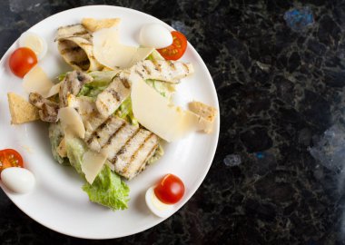 Sezar salatası karanlık bir mermer tablo