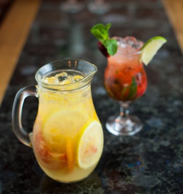 Bir bardak içinde belgili tanımlık geçmiş çilek limonata ile klasik limonata sürahi