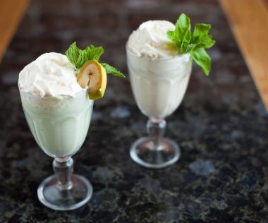 Muz-nane ve klasik milkshake karanlık bir mermer tablo