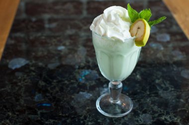 Muz-nane süt karanlık bir mermer masaya kokteyl