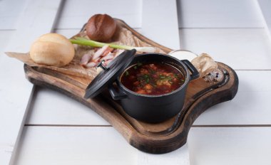Bir küçük tencerede beyaz kurullarında yer kırmızı borsch çorbası