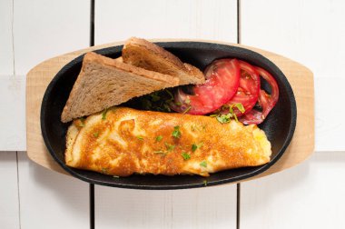 Sahanda yumurta domates ve bir tencerede kızartılır tost