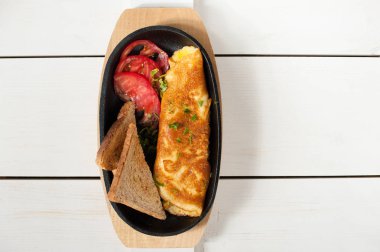 Sahanda yumurta domates ve bir tencerede kızartılır tost