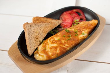 Sahanda yumurta domates ve bir tencerede kızartılır tost