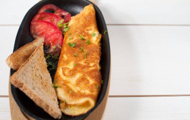 Sahanda yumurta domates ve bir tencerede kızartılır tost