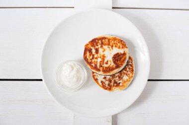 Kızarmış peynir beyaz tabakta ekşi Kremalı börek