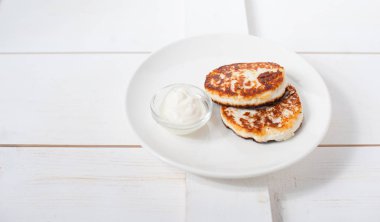 Kızarmış peynir beyaz tabakta ekşi Kremalı börek