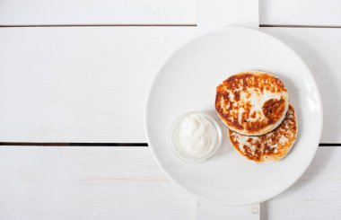 Kızarmış peynir beyaz tabakta ekşi Kremalı börek