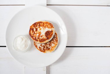 Kızarmış peynir beyaz tabakta ekşi Kremalı börek