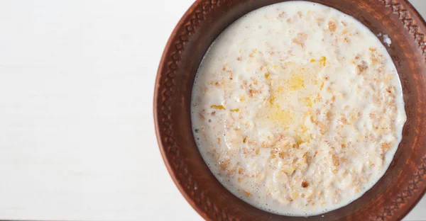 Bouillie de sarrasin au lait, beurre et persil frais dans un bol profond — Photo