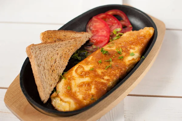 Sahanda yumurta domates ve bir tencerede kızartılır tost