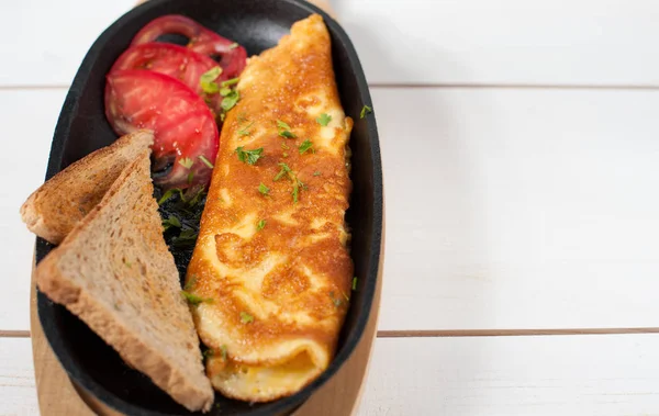 Sahanda yumurta domates ve bir tencerede kızartılır tost