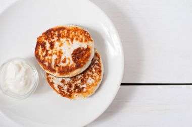 Kızarmış peynir beyaz tabakta ekşi Kremalı börek