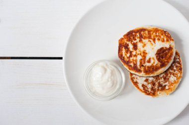 Kızarmış peynir beyaz tabakta ekşi Kremalı börek