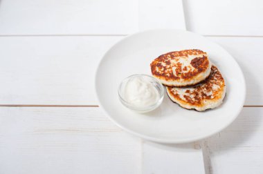 Kızarmış peynir beyaz tabakta ekşi Kremalı börek