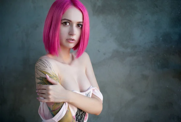 Portrait de jeune fille emo élégant avec des tatouages et des cheveux roses — Photo