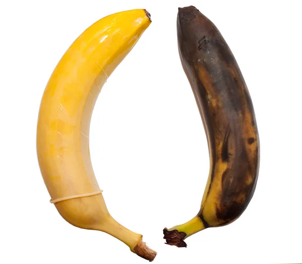 Ασφαλές σεξ και σεξ χωρίς προφυλάξεις που οδηγεί σε ασθένεια. Έννοια. Υγιή μπανάνα σε ένα προφυλακτικό και σάπιο μπανάνα — Φωτογραφία Αρχείου