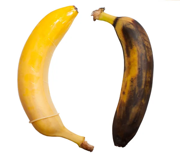 Bezpieczny seks i seks bez zabezpieczenia, co prowadzi do choroby. Koncepcja. Zdrowe bananów w prezerwatywy i zgniłych bananów — Zdjęcie stockowe