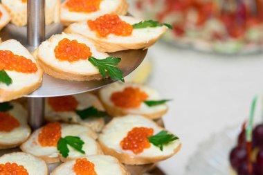 Açık büfe. Sandviç kırmızı havyar ile
