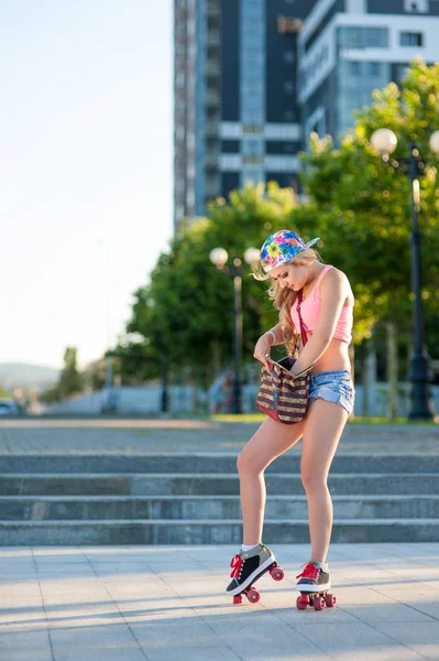 Sexy genç sarışın kız sokakta vintage silindirler üzerinde paten — Stok fotoğraf