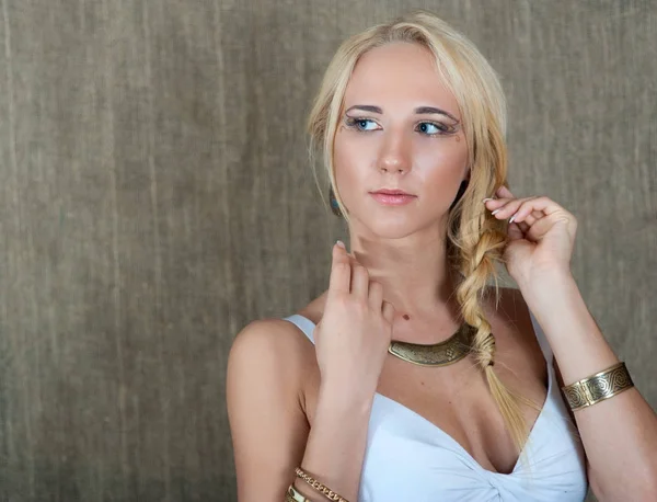 Retrato de uma jovem loira posando em jóias étnicas eslavas — Fotografia de Stock