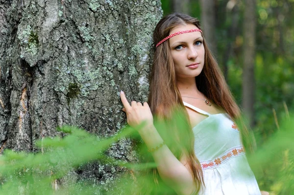 Uzun saçlı ve bir yaz ormandaki Slav etnik elbise genç güzel bir Slav kız portresi