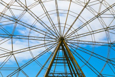 Dönme dolap arka planı mavi gökyüzü ve beyaz bulutlar parçası