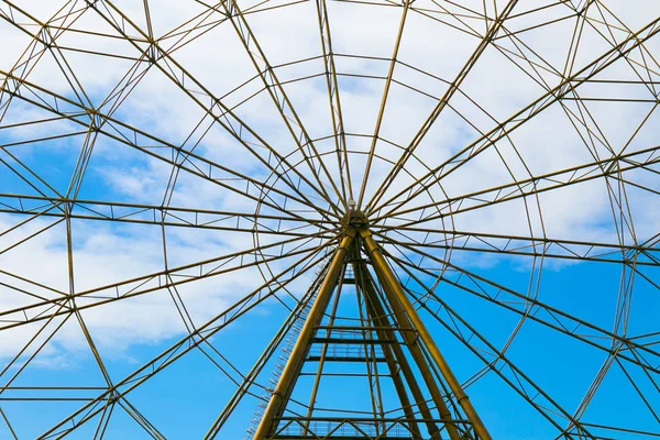 Dönme dolap arka planı mavi gökyüzü ve beyaz bulutlar parçası