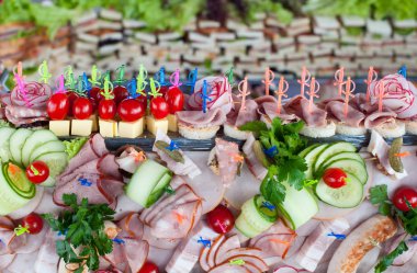 Kokteyl. Et mezeler, sebze, yeşillik ve peynir büyük bir kompozisyon