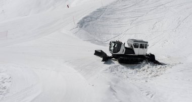 Soçi, Rusya - Nisan, 25, 2018: Gümüş gri ratrak Kafkas Dağları Sochi karla kaplı yamacında. Ratrak yamaçları kayakçılar için ve dağcıların yerleştirme için hazırlamak için kullanılır