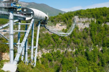 Soçi, Rusya - Nisan, 25, 2018: Metal köprü üzerinde derin kanyon bungee atlama