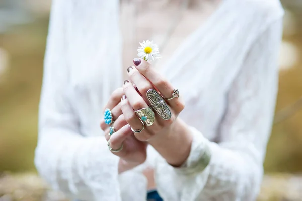 레이스 옷을 입은 세련 된 피이의 장식품에 히피 소녀 데이지 꽃을 들고 있다 — 스톡 사진