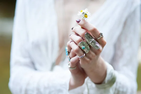 Une fille hippie dans les ornements du chic Boh vêtue de dentelle tient une fleur de marguerite — Photo