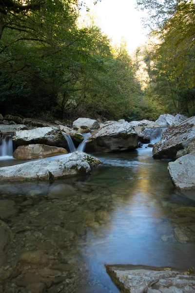 Podzimní pohled na horskou řeku s malými vodopády — Stock fotografie