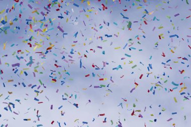 Kağıt şekerlerini kutluyorlar mavi gökyüzünde bulutlarla uçuyorlar