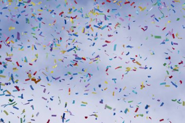 Kağıt şekerlerini kutluyorlar mavi gökyüzünde bulutlarla uçuyorlar