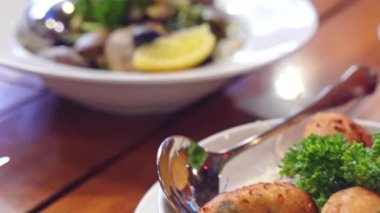 Aile yemek yiyor, lezzetli fırınlanmış sebzeler, kızarmış midyeler, Makao Portekiz restoranında kızarmış balık köftesi, yaşam tarzı..