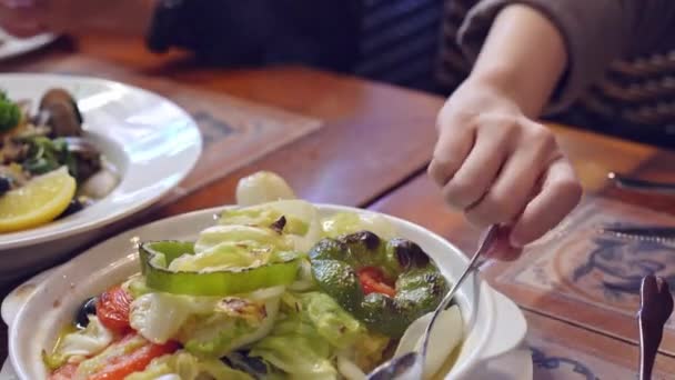 Семья Ест Наслаждаясь Вкусной Выпечки Разнообразные Овощи Жареные Моллюски Жареная — стоковое видео