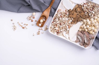 Dört Tonik Çorbası, Dört Bitki Çorbası. Beyaz arka planda Job 'un gözyaşları, otları, domuz bağırsakları olan Tayvan geleneksel yemekleri