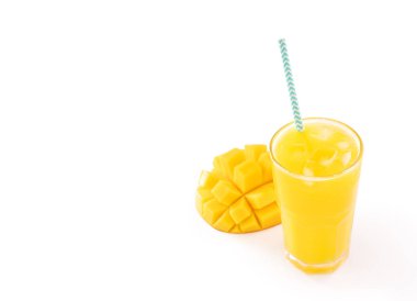 Güzel doğranmış hamuru ve beyaz arka plan masada izole çizgili kağıt saman ile Taze tropikal mango suyu, yakın, kesip, yol kırpma.