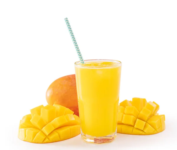 Свежий тропический сок манго с красивым кубиком мякоти и полосатой соломы бумаги изолированы на белом фоновом столе, закрыть, вырезать, вырезать путь . — стоковое фото