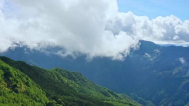 Tayvan Merkez Dağları 'ndaki Hehuan Dağı' na doğru uçan İHA 'nın panorama manzarası bulutlu deniz ve hava manzaralı..